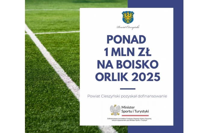 Fragment zielonego boiska z białą linią, a obok jasna część z herbem Powiatu Cieszyńskiego i dużym napisem o ponad 1 mln zł na boisko Orlik 2025 oraz informacją o dofinansowaniu i logo instytucji na dole.