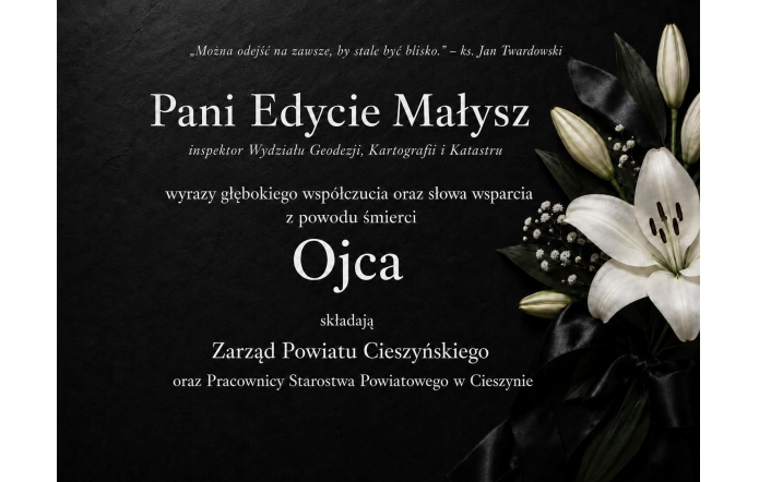 Grafika kondolencyjna w czarno-białej kolorystyce. Na ciemnym tle widoczne są białe kwiaty oraz tekst z wyrazami współczucia z powodu śmierci ojca.