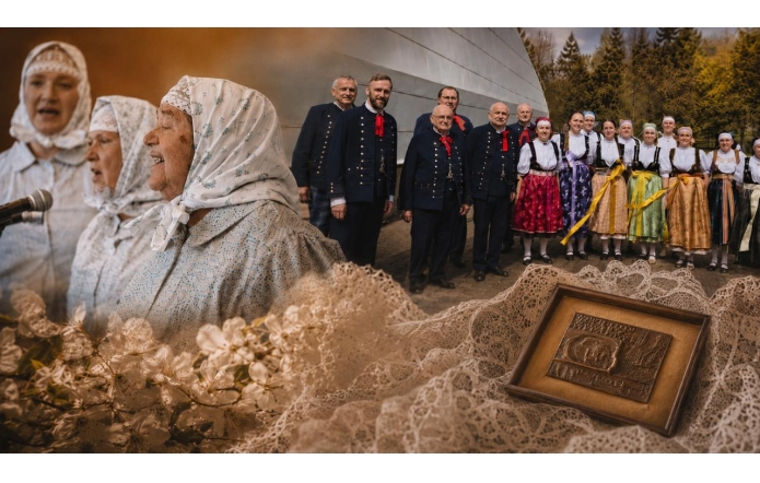 Kolaż trzech zdjęć: Pierwsze zdjęcie trzech kobiet w chustkach na głowie śpiewających przed mikrofonem, drugie zdjęcie to grupa dorosłych osób w strojach ludowych, trzecie zdjęcie: pamiątkowa rzeźba - tablica