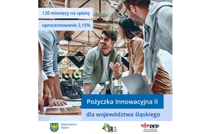 Grupa młodych osób dyskutuje oparta o stół. Na stole rozłożone laptopy.U dołu loga podmiotów zaangażowanych w realizację projektów Pożyczka Innowacyjna i Pożyczka Innowacyjna II.