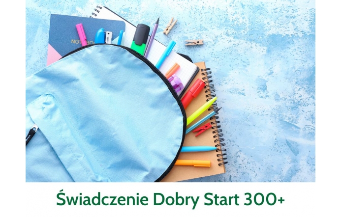 Otwarty jasno - niebieski plecak wypełniony przyborami szkolnymi. Na dole znajduje się napis "Świadczenie Dobry Start 300+".