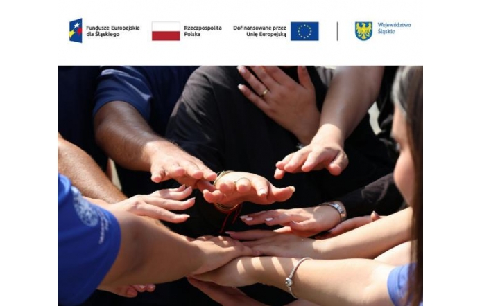 Grafika informacyjna z logotypami Funduszy Europejskich, Rzeczypospolitej Polskiej, Unii Europejskiej i Województwa Śląskiego. Poniżej znajduje się zdjęcie dłoni ułożonych jedna na drugiej, symbolizujące współpracę i wsparcie.