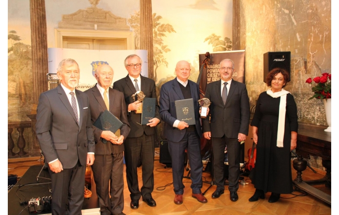 Laureaci Szerszników 2023 w towarzystwie władz Powiatu Cieszyńskiego