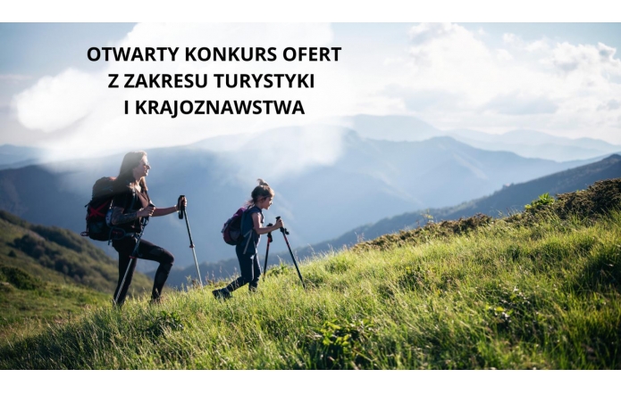 Grafika przedstawia dorosłą kobietę oraz dziewczynkę w wieku wczesnoszkolnym idące szczytem góry porośniętej trawą. Ubrane są w wygodne stroje sportowe. W oddali widać zarysy gór. W górnej części grafiki znajduje się napis: Otwarty konkurs ofert z zakresu  turystyki i krajoznawstwa