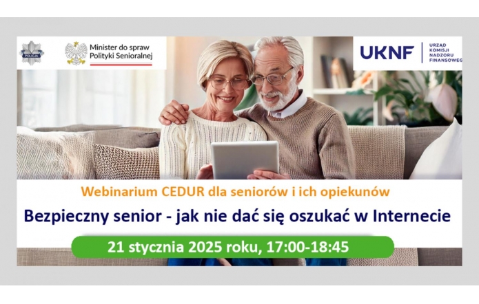 Starsza para siedzi razem na kanapie i uśmiecha się, patrząc na tablet. W tle widać przytulne wnętrze z poduszkami i rośliną. Na dole widnieje informacja o webinarium pt. „Bezpieczny senior – jak nie dać się oszukać w Internecie”, które odbędzie się 21 stycznia 2025 roku w godzinach 17:00–18:45.