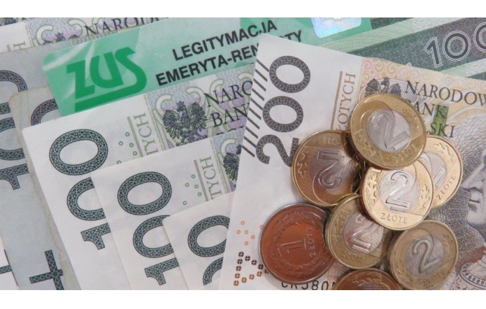 ChatGPT powiedział:  Rozłożone banknoty o nominałach 100 i 200 złotych, częściowo przykryte przez błyszczące monety o wartości 1, 2 i 5 złotych. W górnej części widoczna plastikowa karta z zielonym logo oraz napisem „LEGITYMACJA EMERYTA-RENCISTY”, sugerująca związek z systemem ubezpieczeń społecznych. Kolorystyka zdjęcia utrzymana w odcieniach zieleni, złota i srebra, co podkreśla temat finansów.