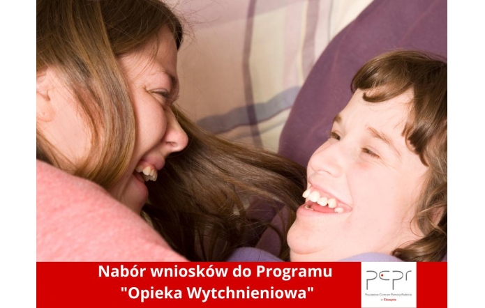 Dwie uśmiechnięte osoby – kobieta i dziecko z niepełnosprawnością – cieszą się wspólną chwilą. Na dole czerwony pasek z białym napisem: Nabór wniosków do Programu "Opieka Wytchnieniowa", z logo PCPR w Cieszynie.