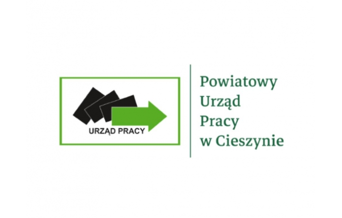 Białe tło. Po lewej zielona ramka z trzema czarnymi, zachodzącymi na siebie prostokątami i dużą zieloną strzałką w prawo; pod nią czarny napis „URZĄD PRACY”. Po prawej, oddzielone pionową zieloną linią, zielony napis ułożony w kolumnie: „Powiatowy Urząd Pracy w Cieszynie”.