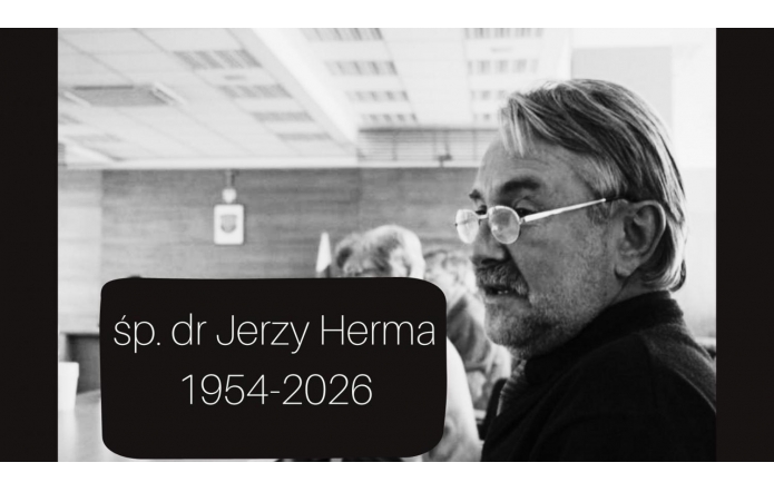 Zdjęcie Jerzego Hermy w sali obrad. fot. OX.PL/ J. Bacza