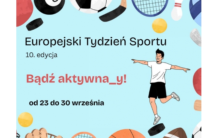 Jasnoniebieskie tło z rozrzuconymi ikonami sportu: piłki, rakieta, krążek, kręgle. Po prawej rysunkowa postać w białej koszulce i czarnych spodenkach balansuje w ruchu. Tekst: „Europejski Tydzień Sportu – 10. edycja”, hasło „Bądź aktywna_y!” oraz „od 23 do 30 września”.