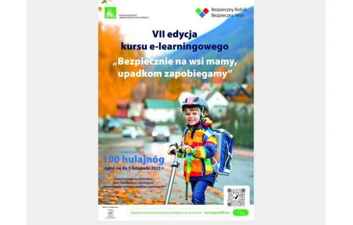 Uśmiechnięte dziecko w kasku przy hulajnodze na jesiennej wsi; zaproszenie do VII edycji e-kursu „Bezpiecznie na wsi mamy, upadkom zapobiegamy”, z informacją o losowaniu 100 hulajnóg.