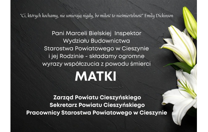 Ciemne, stonowane tło z  tekstem kondolencyjnym pośrodku, a po prawej stronie widoczny biały kwiat lilii.