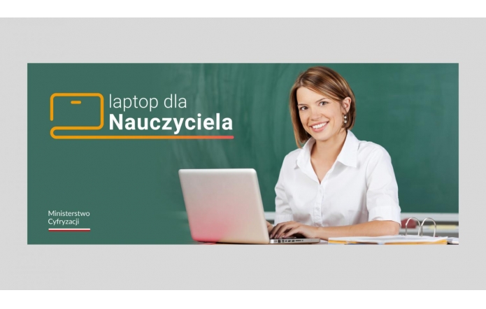 Uśmiechnięta kobieta w białej koszuli siedzi przy biurku z otwartym laptopem, w tle widoczna tablica szkolna. Po lewej stronie zielonego tła logo „Laptop dla Nauczyciela” z ikoną komputera i oznaczeniem Ministerstwa Cyfryzacji.